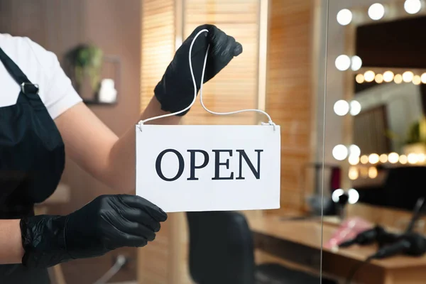 Kobieta Wisząca Otwórz Znak Szklane Drzwi Salonie Zbliżenie Usługi Kosmetyczne — Zdjęcie stockowe