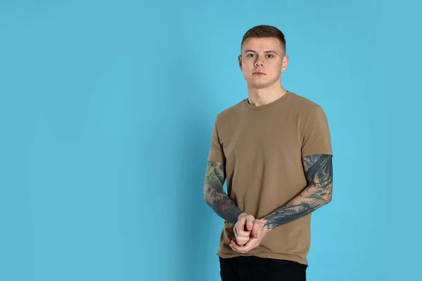 Ung Man Med Tatueringar Ljusblå Bakgrund Plats För Text — Stockfoto