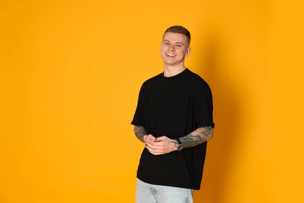 Lächelnder Junger Mann Mit Tätowierungen Auf Gelbem Hintergrund Raum Für — Stockfoto