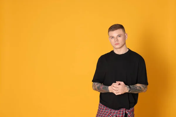 Junger Mann Mit Tätowierungen Auf Gelbem Hintergrund Raum Für Text — Stockfoto