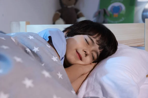 在家睡觉的可爱的小男孩 — 图库照片