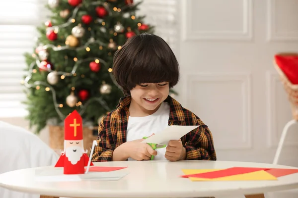 Roztomilý Chlapeček Vánočními Dárky — Stock fotografie