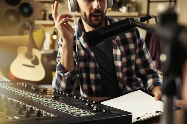 Homem Trabalhando Como Apresentador Rádio Estúdio Moderno Close — Fotografia de Stock