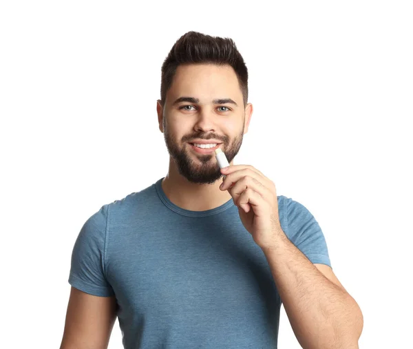 Jovem Aplicando Bálsamo Labial Fundo Branco — Fotografia de Stock