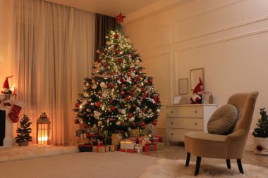 Noel ağacı ve rahat koltuğu olan şenlikli bir oturma odası.