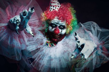 Karanlık arka planda korkunç bir palyaço. Cadılar Bayramı partisi kostümü