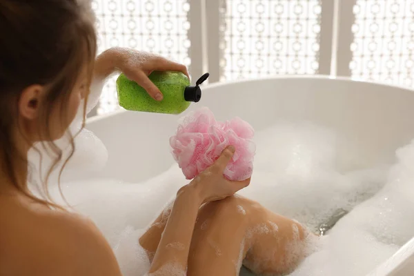 집안에서 목욕하는 여자들에게 샤워기를 물그릇에 — 스톡 사진