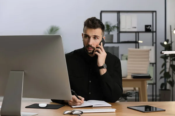Hombre Hablando Por Teléfono Mientras Trabaja Mesa Oficina — Foto de Stock
