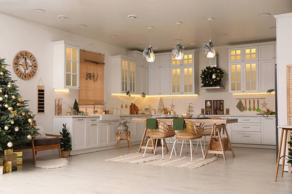Útulný Otevřený Plán Kuchyně Zdobené Vánoce Návrh Interiéru — Stock fotografie