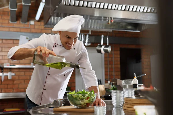 Chef Profissional Derramando Óleo Tigela Com Salada Fresca Cozinha Restaurante — Fotografia de Stock