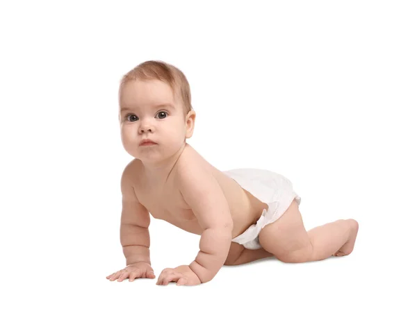 在白色背景上爬着尿布的可爱的小宝宝 — 图库照片
