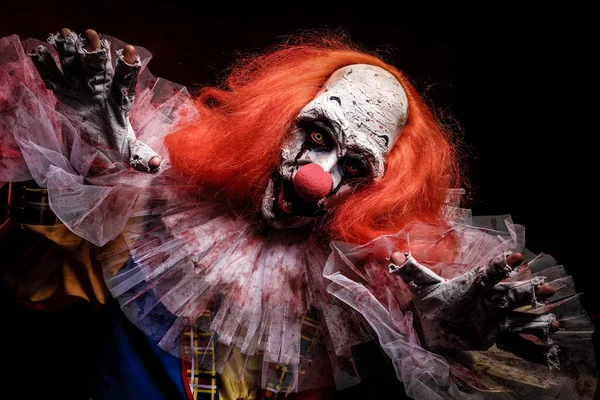 Angstaanjagende Clown Donkere Achtergrond Halloween Feest Kostuum — Stockfoto