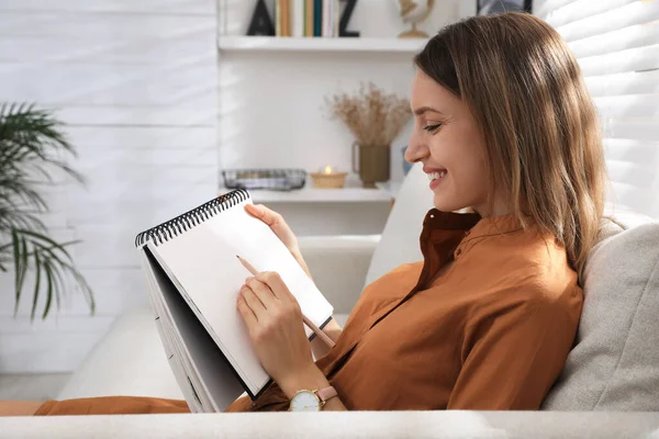 Jonge Vrouw Tekening Schetsboek Met Potlood Thuis — Stockfoto