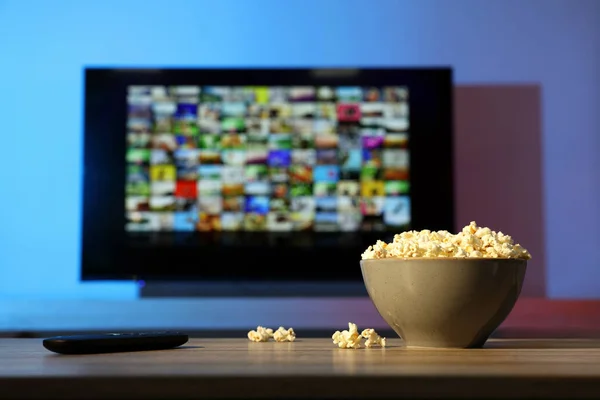 Schaal Van Popcorn Afstandsbediening Tafel Binnen Ruimte Voor Tekst — Stockfoto