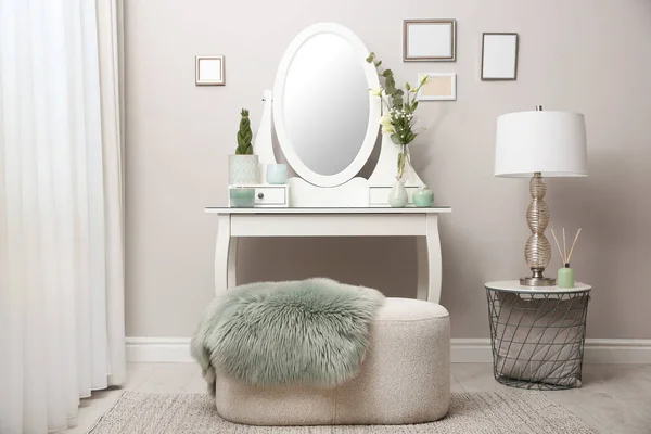 Table Toilette Blanche Avec Décor Près Mur Beige Dans Chambre — Photo