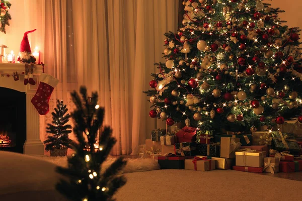 Εορταστικό Σαλόνι Εσωτερικό Χριστουγεννιάτικα Δέντρα Κοντά Στο Τζάκι — Φωτογραφία Αρχείου