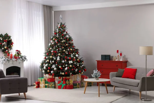 Bel Arbre Noël Cadeaux Près Cheminée Dans Salon Décoré Façon — Photo