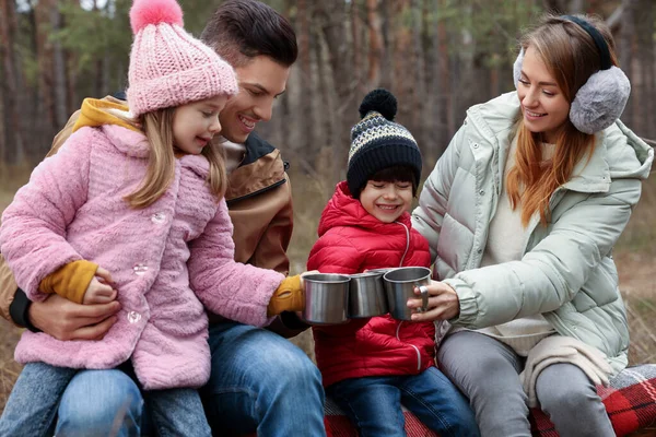 Familia Feliz Con Tazas Caliente Pasar Tiempo Juntos Bosque — Foto de Stock