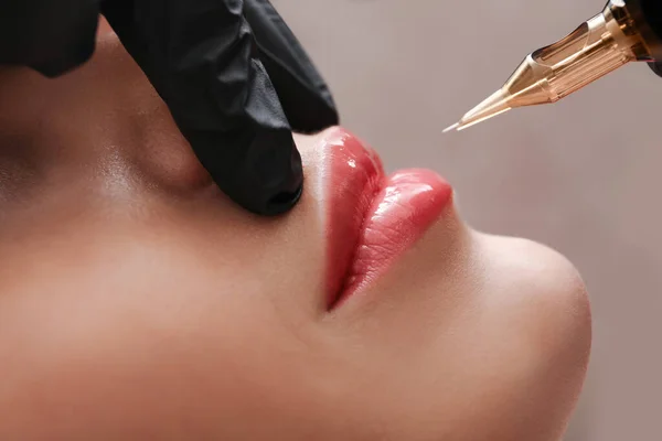 Junge Frau Unterzieht Sich Tätowiersalon Permanentem Lippenschminken Nahaufnahme — Stockfoto