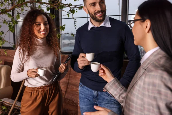 Grupo Compañeros Trabajo Hablando Durante Descanso Café Oficina — Foto de Stock