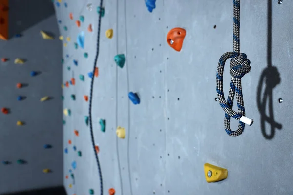 Cuerda Escalada Pared Colorida Con Asideros Gimnasio Espacio Para Texto —  Fotos de Stock