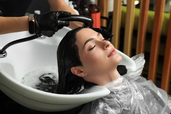 Kadeřník Oplachování Barvení Vlasů Ženy Salonu Krásy — Stock fotografie
