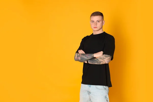Ung Man Med Tatueringar Gul Bakgrund Plats För Text — Stockfoto