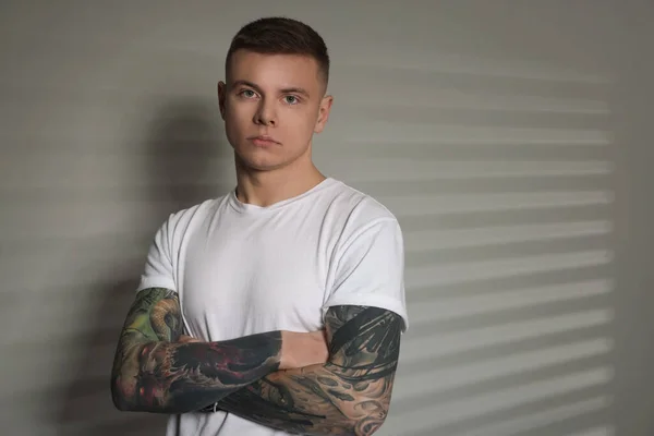 Ung Man Med Tatueringar Nära Ljusväggen Plats För Text — Stockfoto