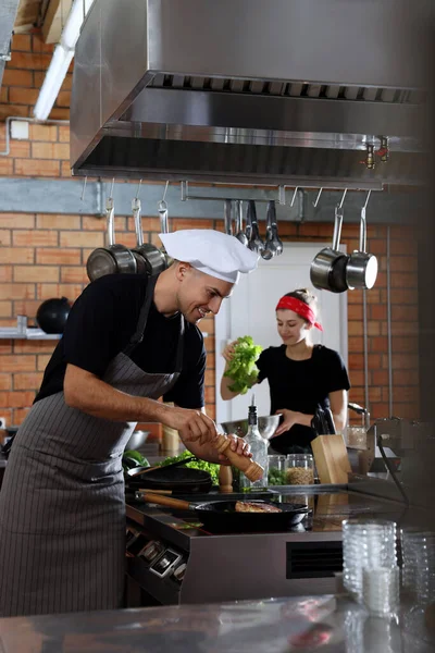 Profesyonel Aşçı Restoran Mutfağında Pişiriyor — Stok fotoğraf