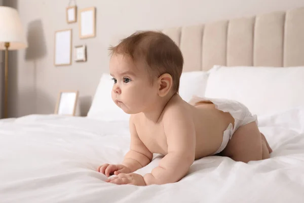 Cute Little Baby Pieluchy Łóżku Domu — Zdjęcie stockowe