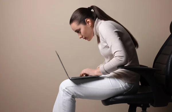 Jonge Vrouw Met Slechte Houding Met Behulp Van Laptop Terwijl — Stockfoto