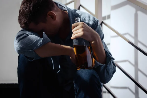 Viciado Bêbado Com Bebida Alcoólica Escadas Dentro Casa — Fotografia de Stock