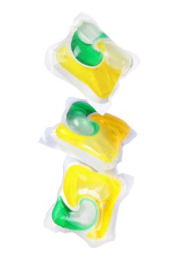 Bulaşık makinesi jel kapsülleri beyaz arka plana düşüyor 