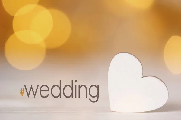 Casamento Hashtag Coração Decorativo Branco Mesa Efeito Bokeh — Fotografia de Stock