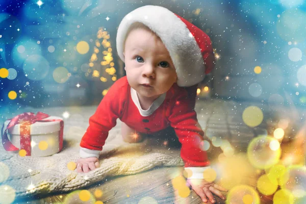 Lindo Bebé Sombrero Santa Con Regalo Navidad Suelo Casa —  Fotos de Stock