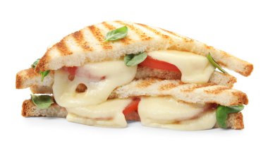 Lezzetli ızgara sandviç, mozarella, domates ve fesleğen beyaz üzerine izole edilmiş.