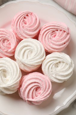 Lezzetli beyaz ve pembe marşmelovlar tabakta.