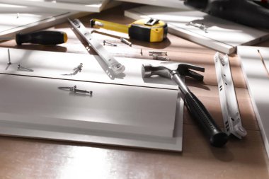 Mobilya parçaları ve ekipmanlar ahşap masaya monte edilecek.