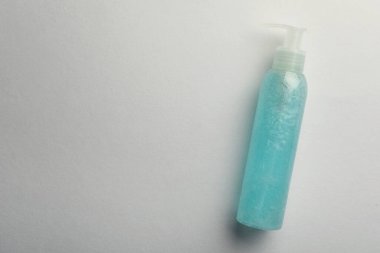 Işık arka planında bir şişe mavi kozmetik jel, üst manzara. Metin için boşluk