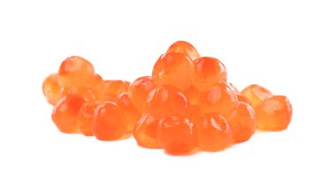 Beyaz üzerine izole edilmiş lezzetli kırmızı havyar yığını.