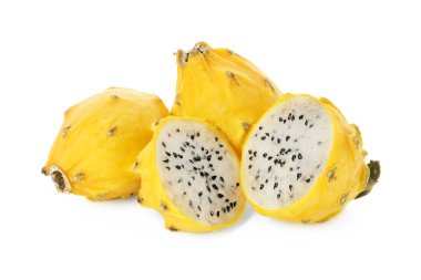 Lezzetli kesim ve beyaz arka planda sarı pitahaya meyveleri.