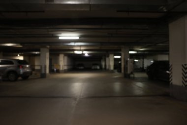 Gece araba garajının bulanık görüntüsü
