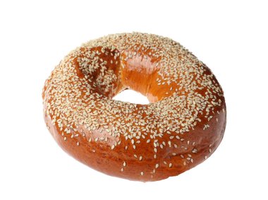 Lezzetli taze simit, susam tohumlu beyaz üzerine izole edilmiş.