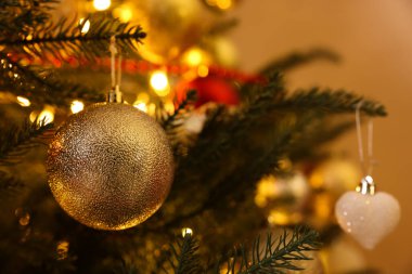 Güzel dekorlu Noel ağacı, yakın plan. Metin için boşluk