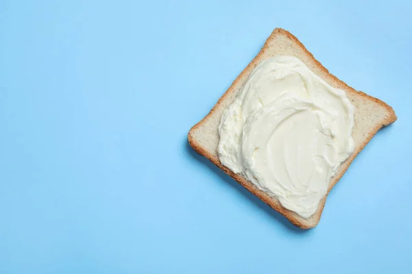 Φέτα Ψωμί Νόστιμο Τυρί Κρέμα Γαλάζιο Φόντο Πάνω Όψη Χώρος — Φωτογραφία Αρχείου