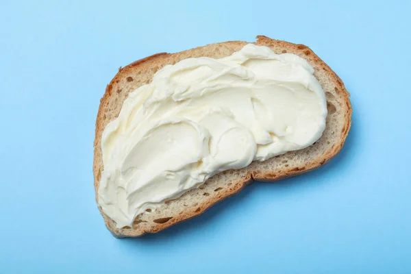 Felie Pâine Brânză Cremă Gustoasă Fundal Albastru Deschis Vedere Sus — Fotografie, imagine de stoc