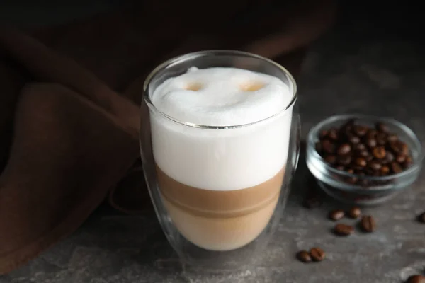 Läcker Latte Macchiato Och Kaffebönor Grått Bord — Stockfoto