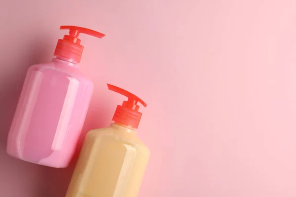 Butelki Mydła Płynie Różowym Tle Płaskie Układanie Miejsce Tekst — Zdjęcie stockowe
