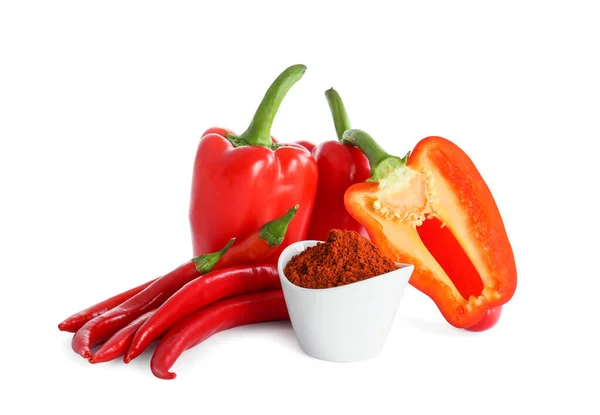 Frisches Chili Mit Paprika Und Schüssel Paprikapulver Auf Weißem Hintergrund — Stockfoto