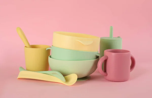 Set Plastic Dishware Pink Background Serving Baby Food — Φωτογραφία Αρχείου